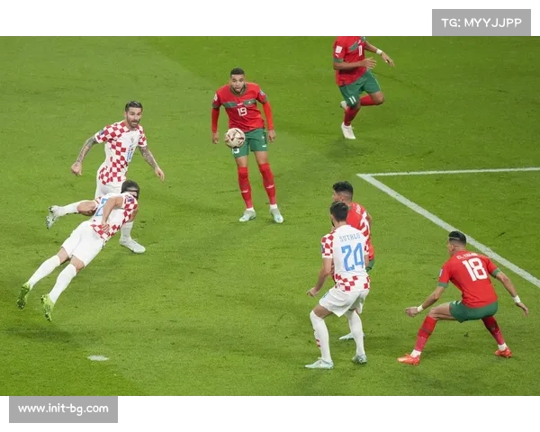 罗宾逊左路传中格瓦迪奥尔头球解围不远瞬间切尔西险些破门